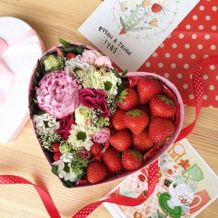 Бокс с клубникой и цветами в Тамбове