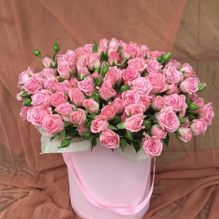 Кустовые розы в коробке в Тамбове