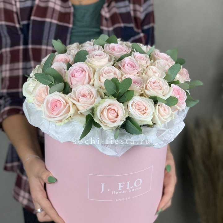 35 розовых роз в цилиндре в Тамбове