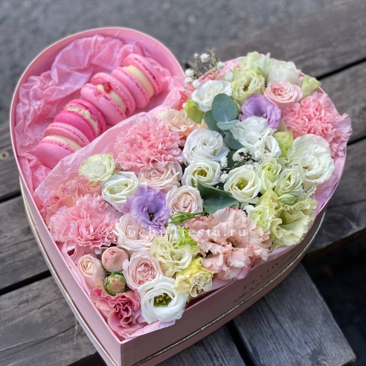 Бокс-сердце с макарон "Пинк" в Тамбове