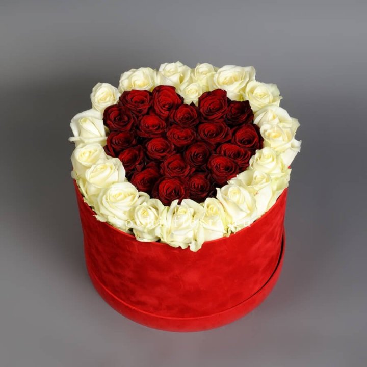 39 красных и белых роз в цилиндре в Тамбове