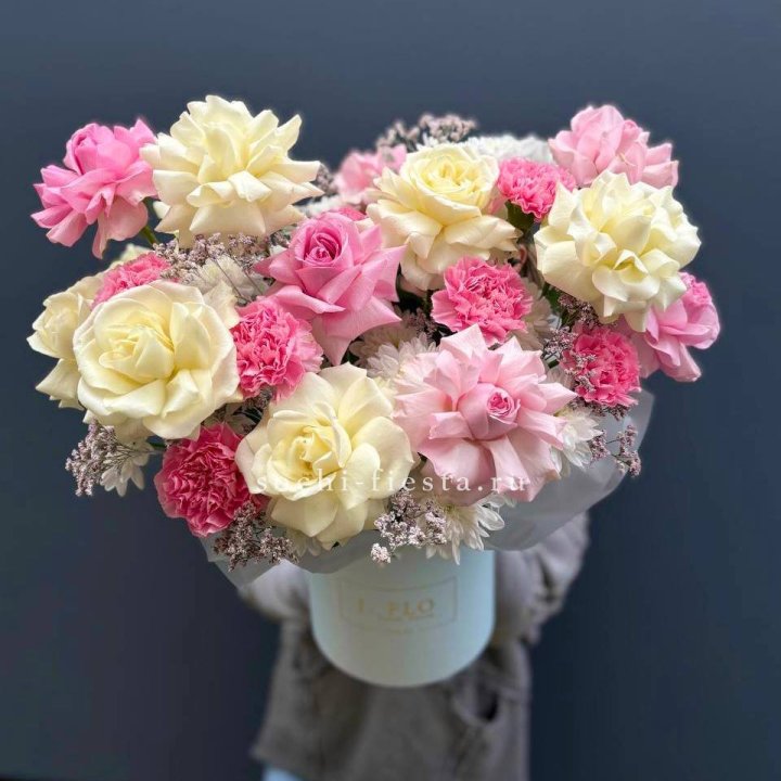 Коробка французских роз и диантусов "Бони" в Тамбове