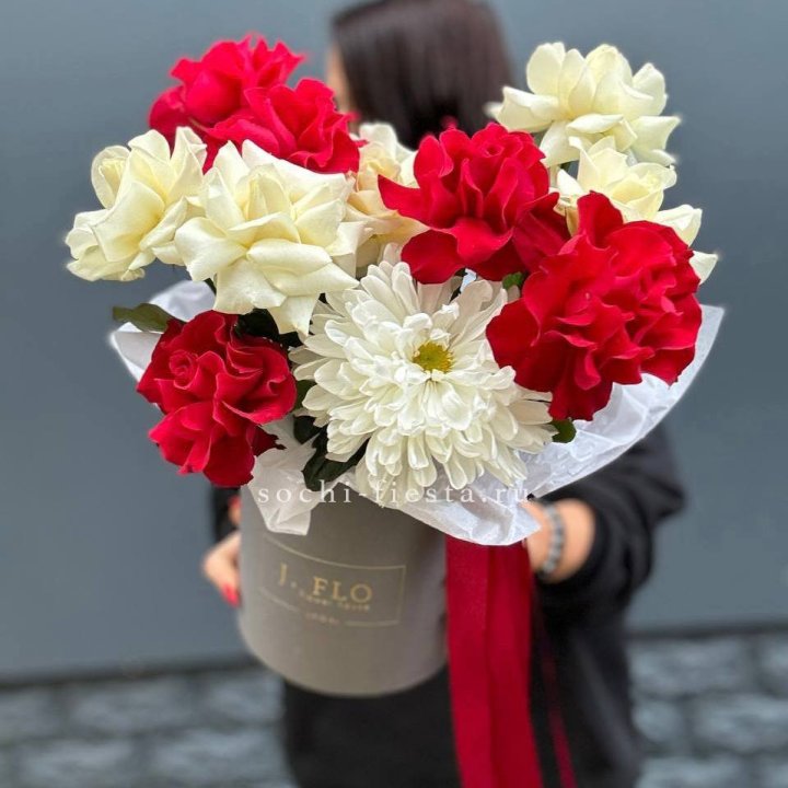 Французские розы с хризантемой в боксе в Тамбове