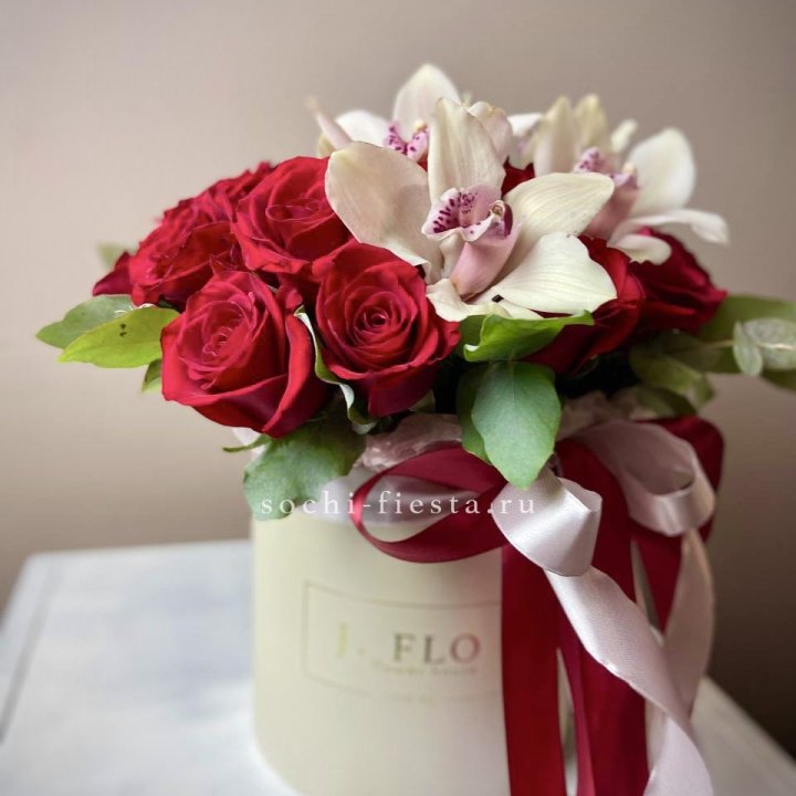 Розы и орхидеи в боксе в Тамбове