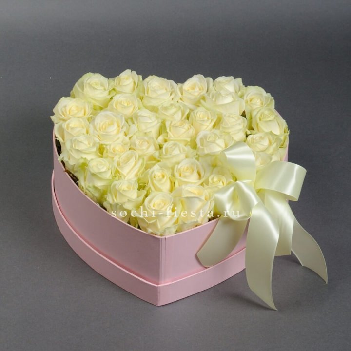 35 белых роз в коробке "Сердце" в Тамбове