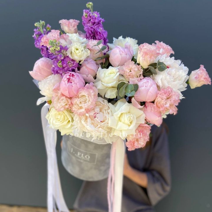 Дизайнерский цилиндр с пионами "Ривьера" в Тамбове