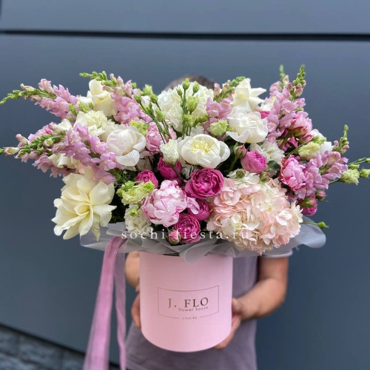 Дизайнерский цилиндр с пионами "Саманта" в Тамбове