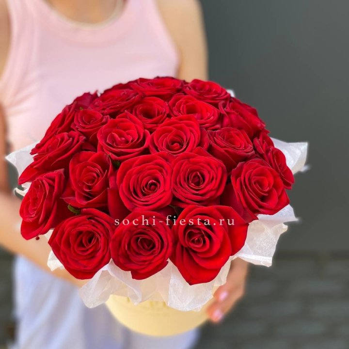 Красные розы в цилиндре в Тамбове