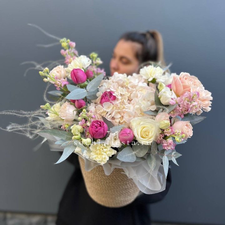 Цветочная композиция в джутовом боксе  в Тамбове