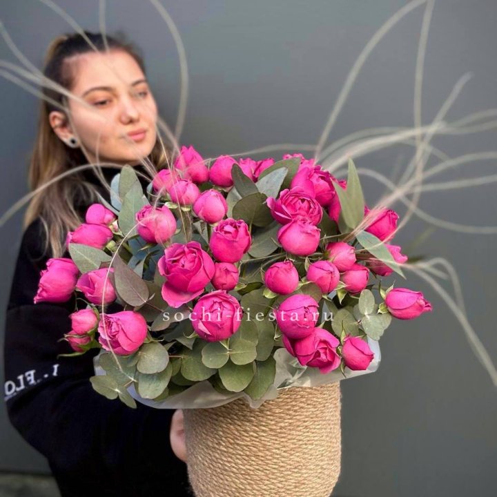 Пионовидные розы Мисти Бабблс в джутовом кашпо в Тамбове