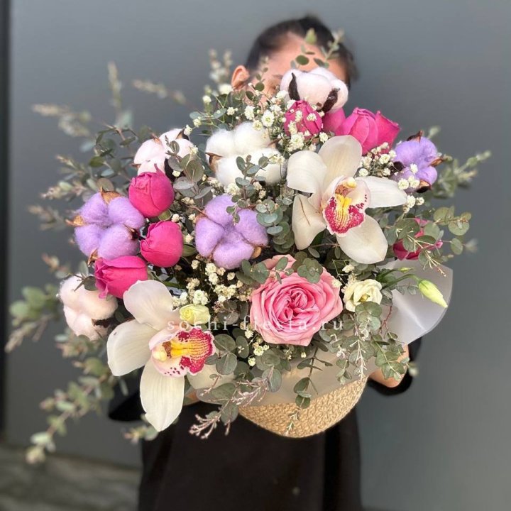 Орхидея и розы в джутовом кашпо в Тамбове