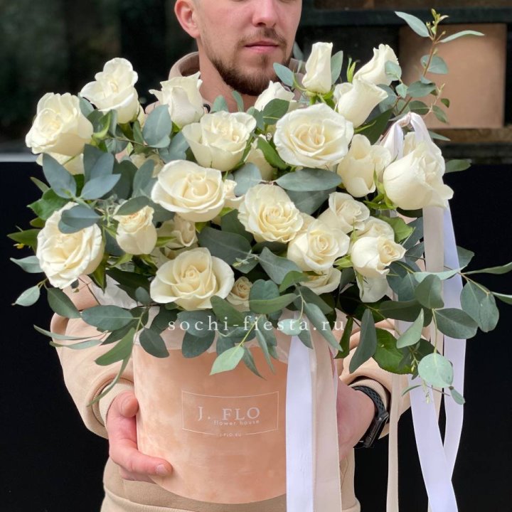 41 белая роз в бархатном боксе в Тамбове