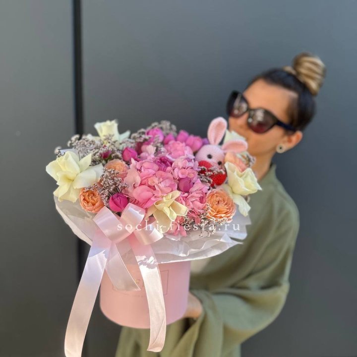 Дизайнерский цилиндр с игрушкой "Лола" в Тамбове