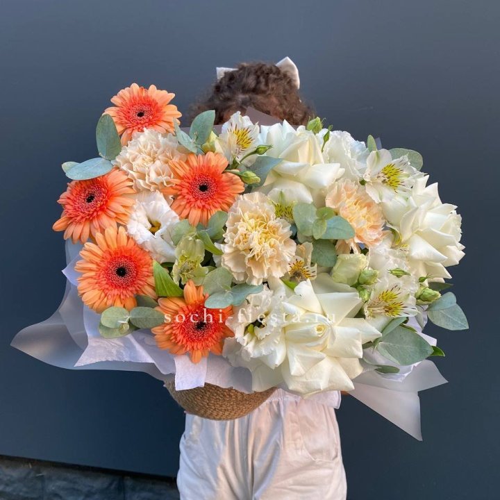 Розы и герберы в джутовом кашпо "Георгино" в Тамбове