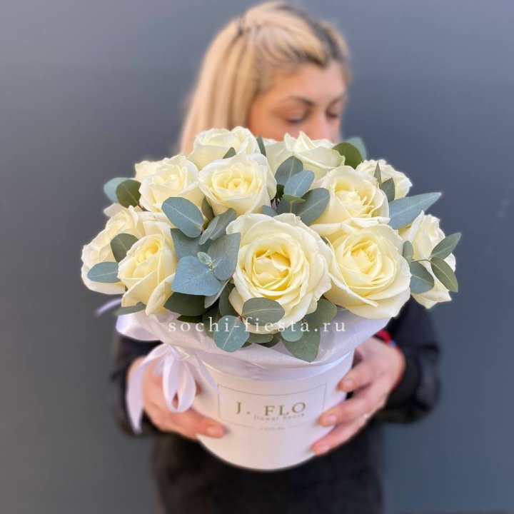 15 белых роз в боксе в Тамбове