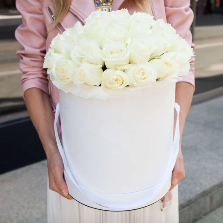 35 белых роз в цилиндре в Тамбове