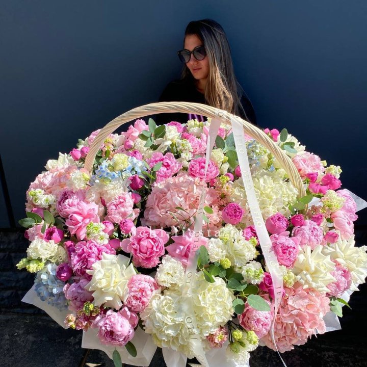 Цветочная корзина из пионов и пионовидных роз "Перфекте" в Тамбове