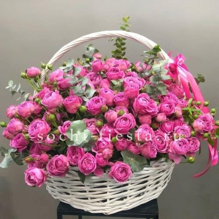 65 пионовидных кустовых роз в корзине в Тамбове