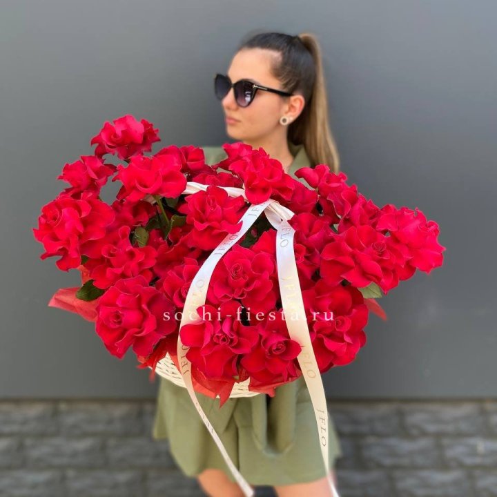 Красные французские розы в корзине в Тамбове