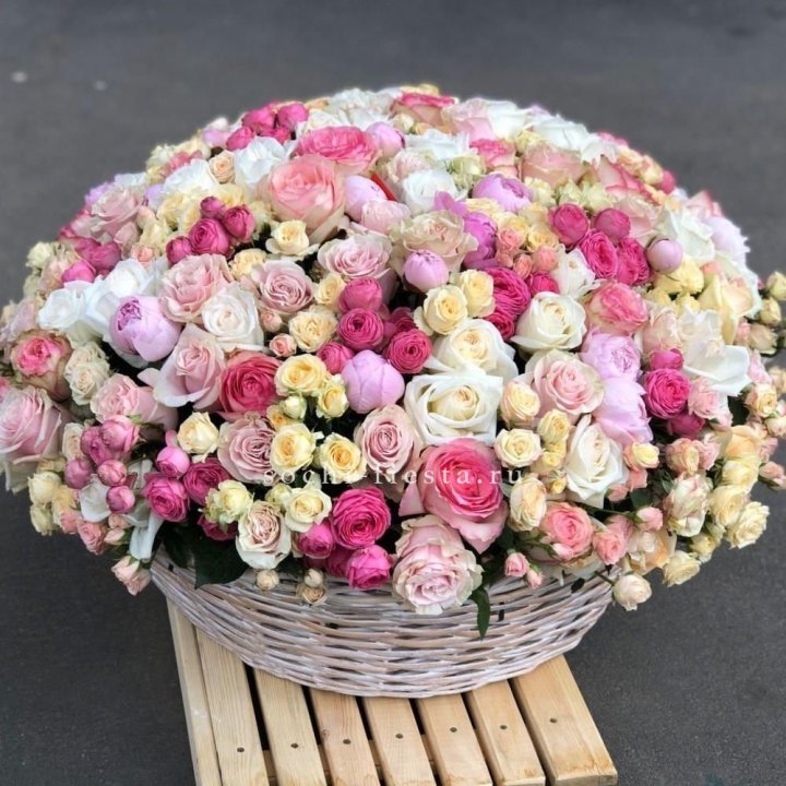 Цветочная корзина из пионов и пионовидных роз "Юниверсити" в Тамбове