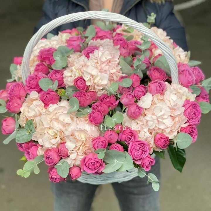Корзина с гортензией и Мисти Баблс в Тамбове