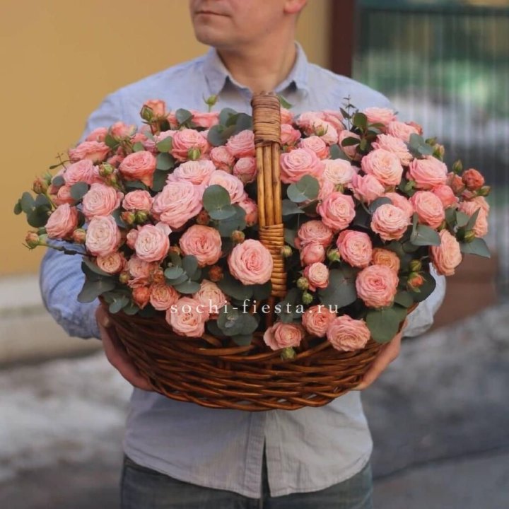 Корзина из 101 пионовидной розы в Тамбове