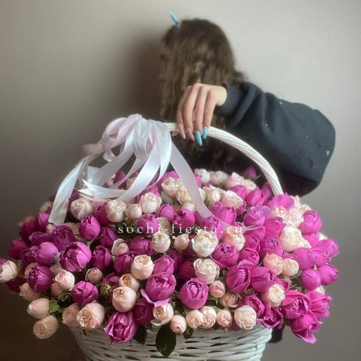 Премиум корзина пионовидных кустовых роз в Тамбове