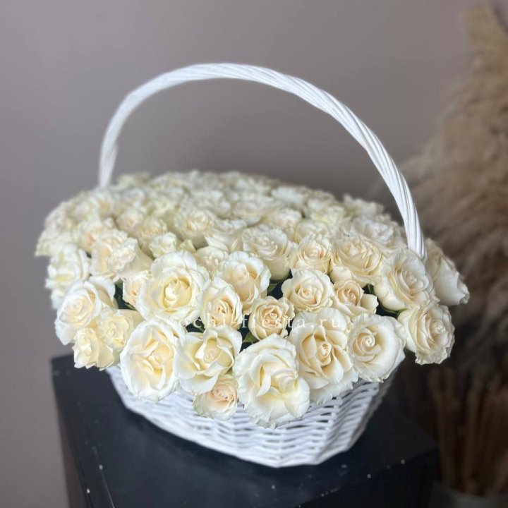 101 белая роза в корзине в Тамбове