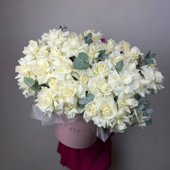 37 белых роз в боксе в Тамбове