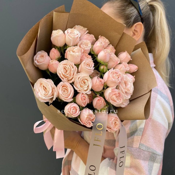 Кустовые розы Бомбастик в крафте в Тамбове