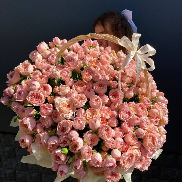 Корзина из пионовидных роз в Тамбове