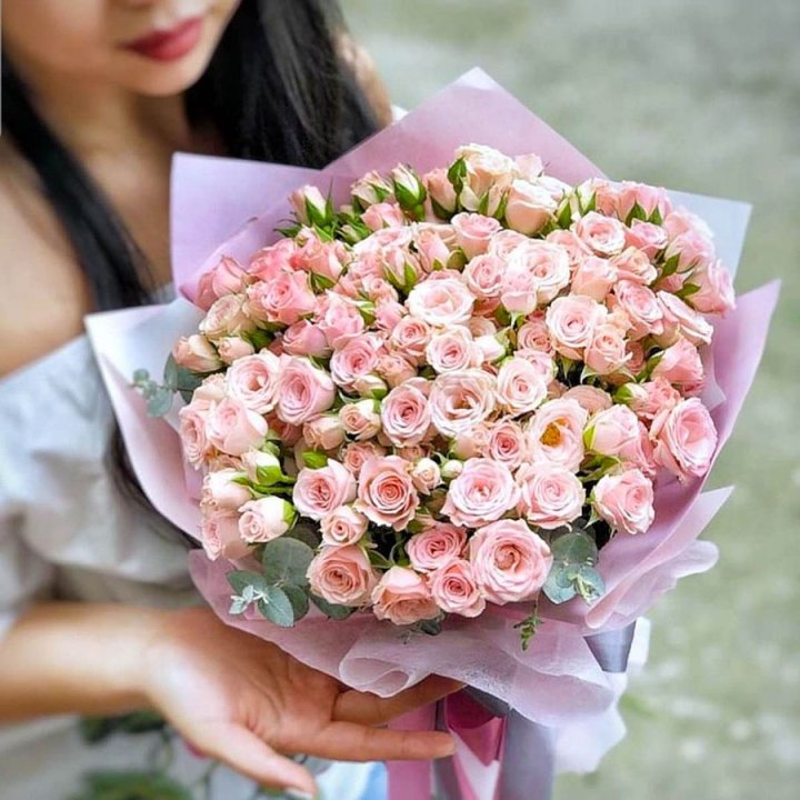 Кустовые розы с эвкалиптом в Тамбове