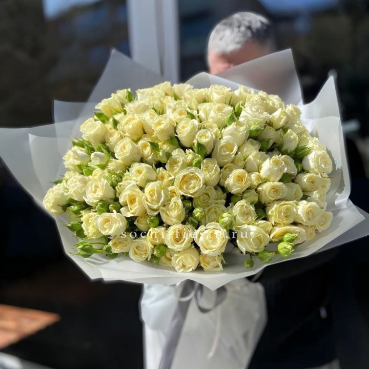 Белые кустовые розы 31 шт в Тамбове