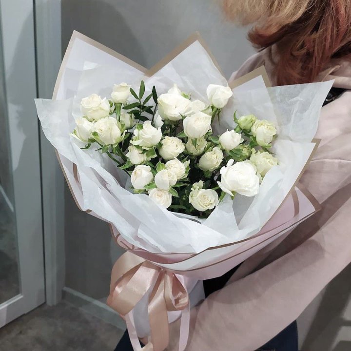 Белоснежные кустовые розы в Тамбове