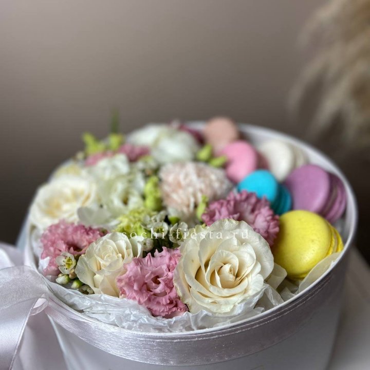 Цветы в цилиндре с макаронс "Прованс" в Тамбове