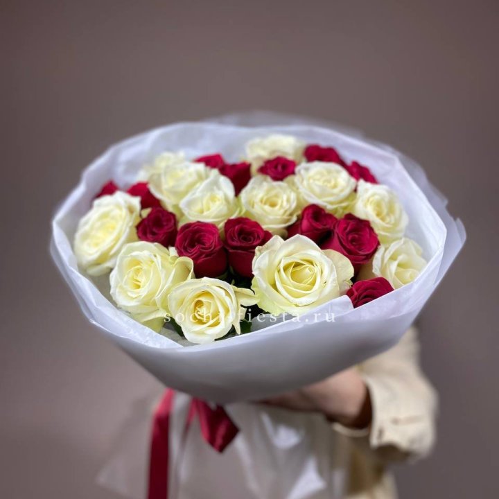 Букет их красных и белых 25 роз в Тамбове