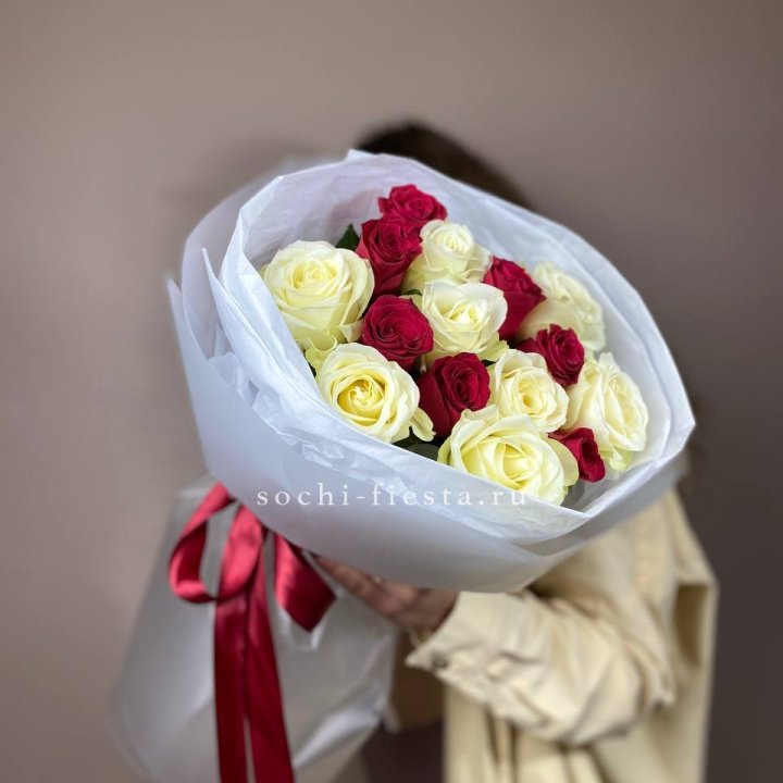 Букет из красных белых 15 роз в Тамбове