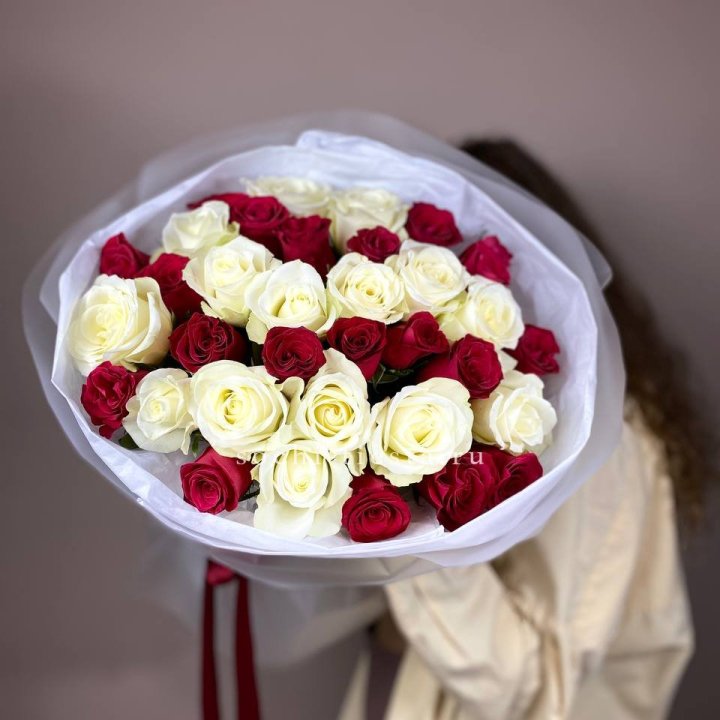Букет из красных белых 35 роз в Тамбове