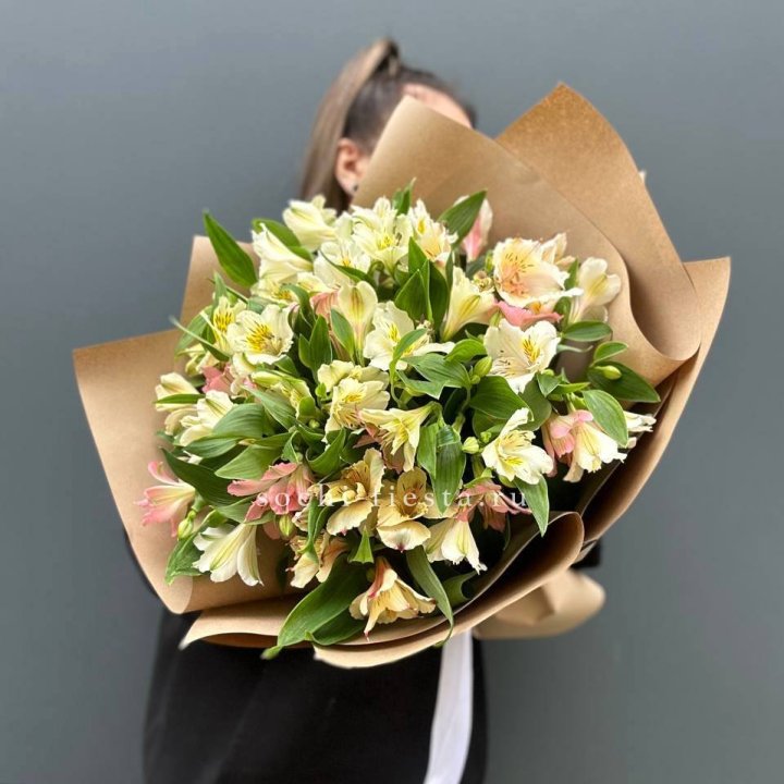 Букет альстромерий в крафте в Тамбове