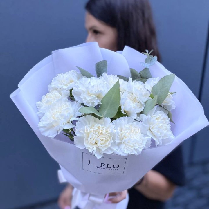 Букет белых диантусов с эвкалиптом в Тамбове