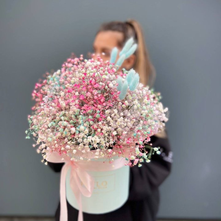 9 Радужных гипсофилы в шляпной коробке в Тамбове