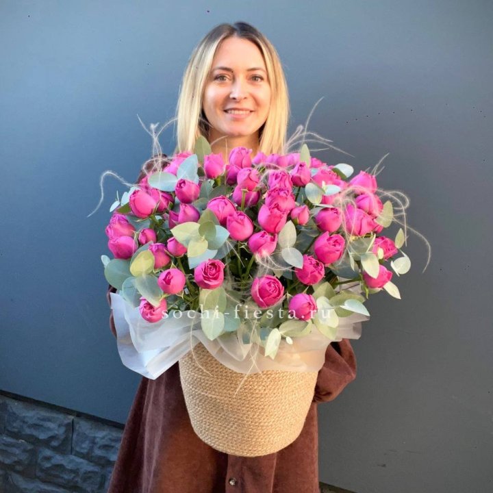 Пионовидные розы  в джутовом кашпо  в Тамбове