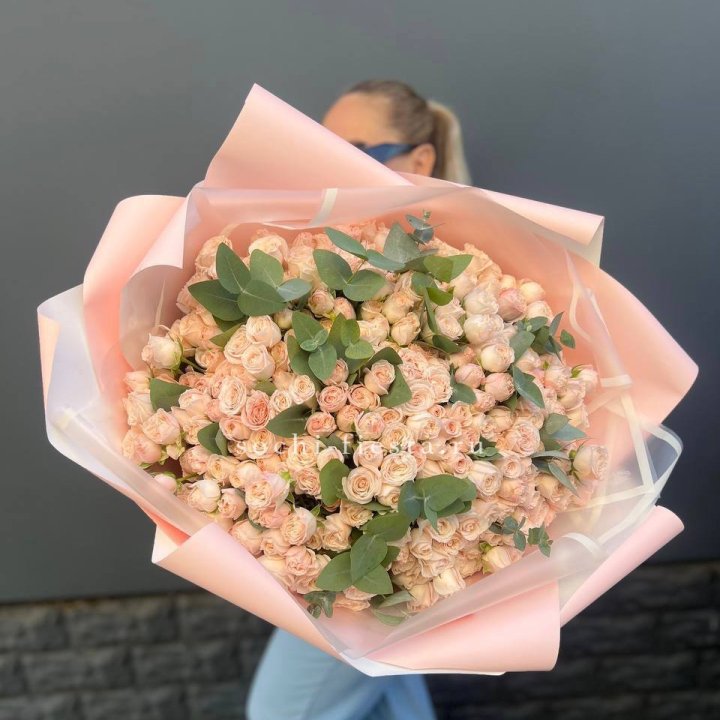 101 кустовая роза с эвкалиптом в Тамбове