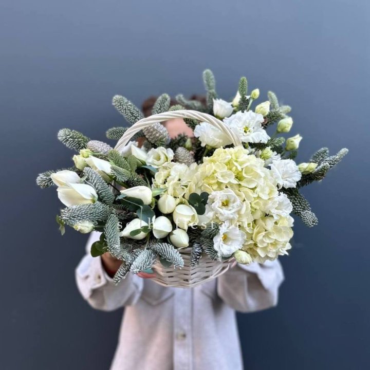 Новогодняя корзина с цветами в Тамбове