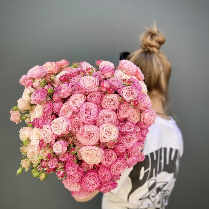 Охапка кустовых роз бомбастик пинк в Тамбове