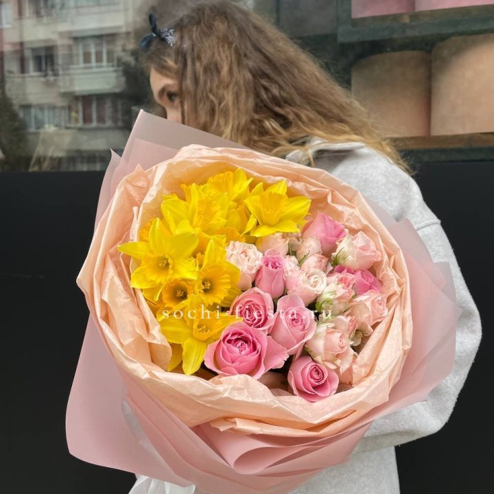 Букет роз и нарциссов в Тамбове