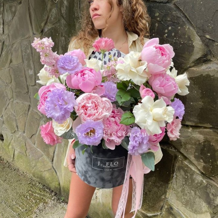 Дизайнерский цилиндр с пионами в Тамбове