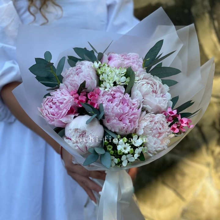 7 зефирных пионов с эвкалиптом в Тамбове