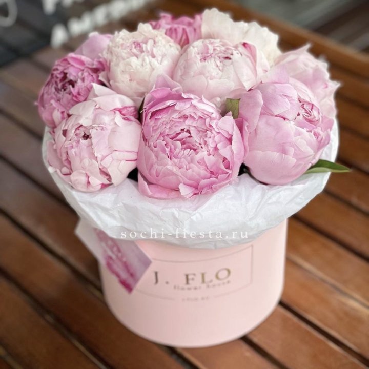 Цилиндр с пионами "Лилу" в Тамбове