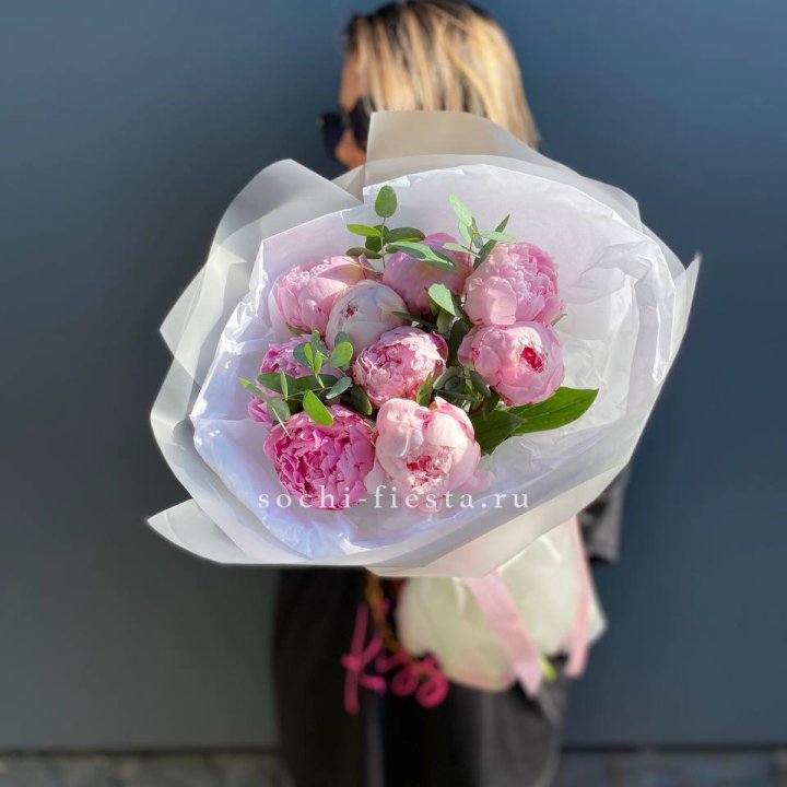 9 пионов с эвкалиптом в Тамбове